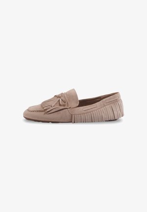 Mocassin en daim marron clair avec détails à franges et glands, talon bas et couture de style mocassin.