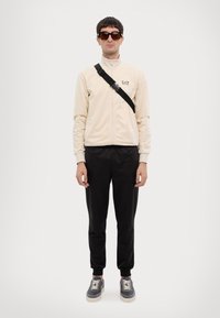 EA7 Emporio Armani TRAIN CORE SUIT - Trening - sand/black