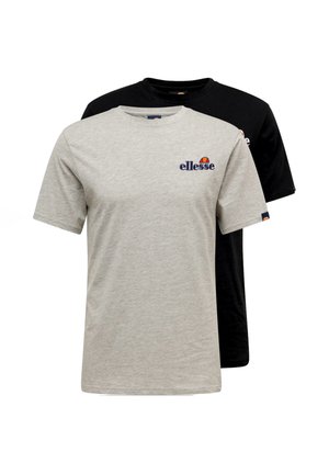 Due t-shirt tinta unita a maniche corte, una grigio chiaro e una nera, ciascuna con un piccolo logo "ellesse" sul petto e sulla manica.
