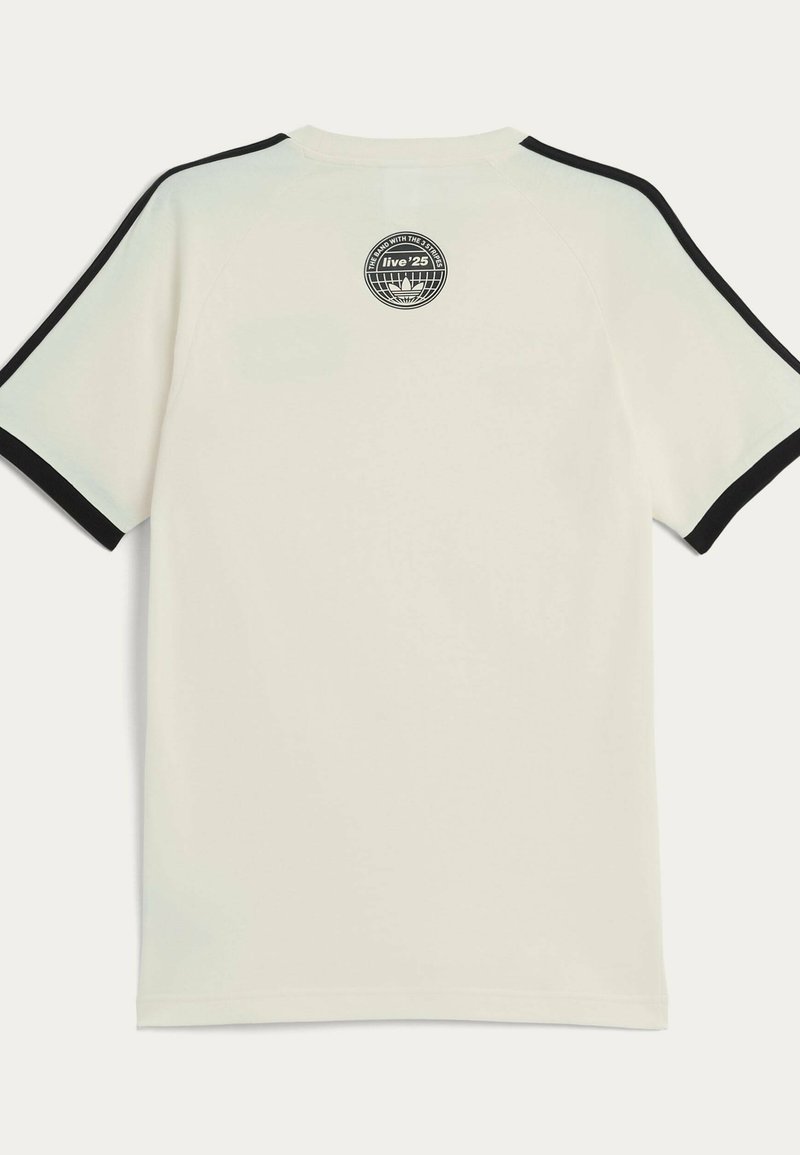 Camicia bianca a maniche corte con bordo nero su maniche e spalle, caratterizzata da un piccolo logo circolare con testo vicino alla parte superiore della schiena.