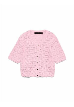 Cardigan court en crochet rose clair avec bords festonnés et six petits boutons sur le devant.