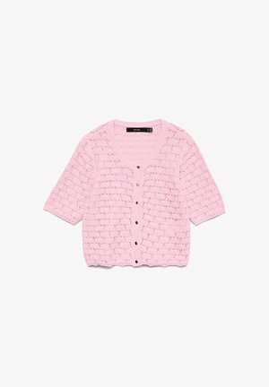 Cardigan court en crochet rose clair avec bords festonnés et six petits boutons sur le devant.