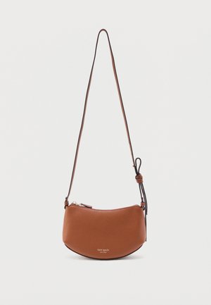 Braune Leder-Umhängetasche mit goldenem Reißverschluss und "kate spade new york" Logo, ausgestattet mit einem verstellbaren Schulterriemen vor weißem Hintergrund.