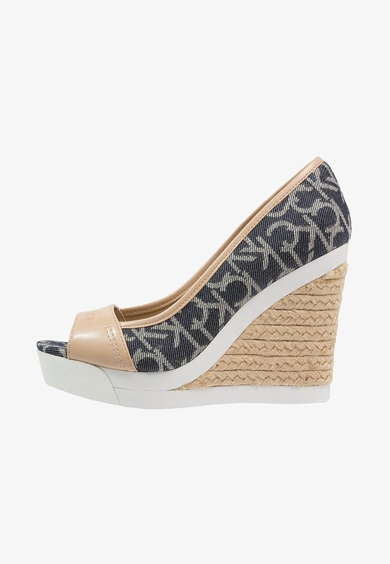 Scarpa con tacco a cuneo realizzata in un tessuto simile al denim blu con un accento in pelle beige chiaro, con intersuola in juta intrecciata e suola in gomma bianca.