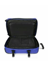 Maleta azul con un interior negro, cremalleras y correas. Presenta un asa retráctil y un bolsillo de malla organizador. Abierta para mayor visibilidad al empacar.