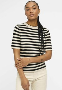 Gestreiftes Strickoberteil in Creme und Schwarz mit kurzen Ärmeln und Rundhalsausschnitt. Weicher Stoff und gleichmäßige horizontale Streifen.
