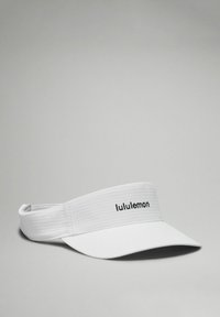 Bílý kšilt z texturované látky s širokým okrajem a nastavitelným páskem. Na přední straně je černé logo "lululemon".