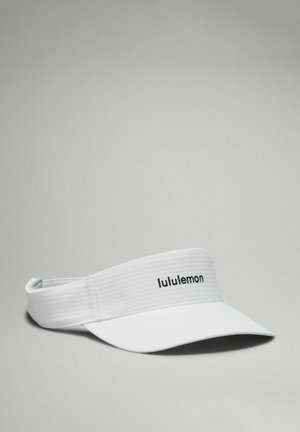 Fehér napellenző texturált anyagból, széles karimával és állítható pánttal. Elöl fekete "lululemon" logó látható.