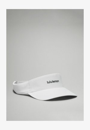 Balts aizsargsegls no teksturētas auduma ar plašu malu un regulējamu siksnu. Priekšpusē melnā krāsā redzams "lululemon" logotips.