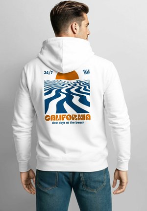 Weißer Hoodie mit einem grafischen Druck auf dem Rücken, der wellenförmige blaue Linien, eine orangefarbene Sonne und den Text "CALIFORNIA langsame Tage am Strand" zeigt.