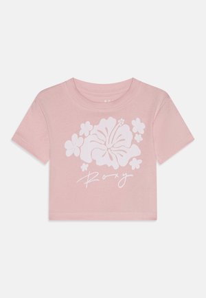 Crop top de manga corta rosa con estampado de flores de hibisco blancas y texto en cursiva "Roxy", confeccionado en suave tela de algodón.