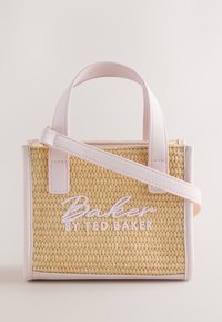 Kleine beige geflochtene Handtasche mit blassrosa Lederbesatz, oberen Griffen, Umhängegurt und "Baker by Ted Baker" Stickerei vorne.