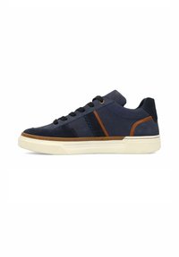 Marineblauwe sneaker met bruine accenten. Gemaakt van suède en leer, met een ronde neus, vetersluiting en een rubberen zool met stikseldetails.