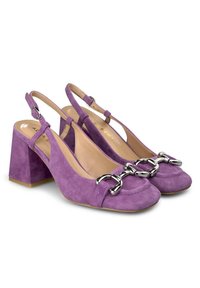 Tacchi slingback in suede viola con punta quadrata, tacco a blocco e dettaglio in catena argentata sulla parte anteriore. Fodera interna liscia e cinturino regolabile.