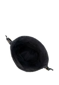 Borsa di tessuto nera con forma rotonda, dotata di chiusura a coulisse e accenti di metallo. L'interno è liscio e senza decorazioni.