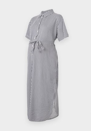 Vestito a camicia a righe navy e bianche con maniche corte, chiusura a bottoni, colletto e vita legata, realizzato in tessuto leggero. Lunghezza midi.