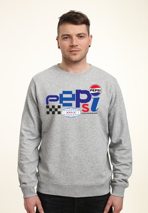 Felpa grigia con maniche lunghe, caratterizzata da un design di logo stampato multicolore, che include la parola "PEPSI" e accenti a forma di globo.