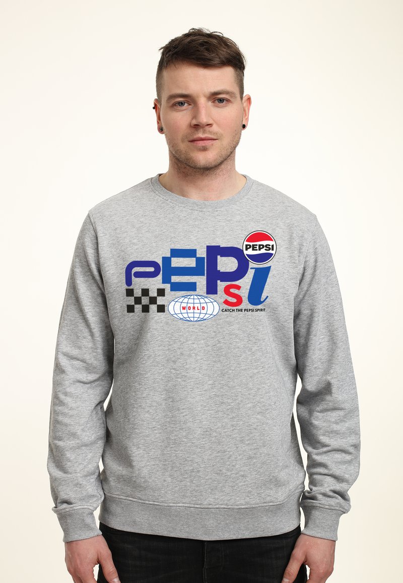 Šedá mikina s dlouhými rukávy, která má vícerozměrový potisk loga, včetně slova "PEPSI" a zeměpisných motivů.