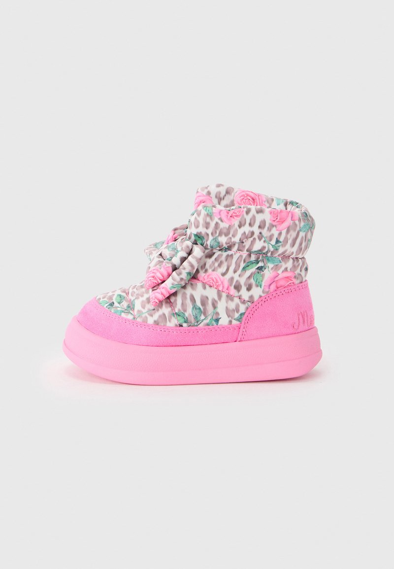 Bottes pour enfants en tissu imprimé léopard ornées de roses roses, avec des accents en suède rose et une semelle en caoutchouc rose vif.