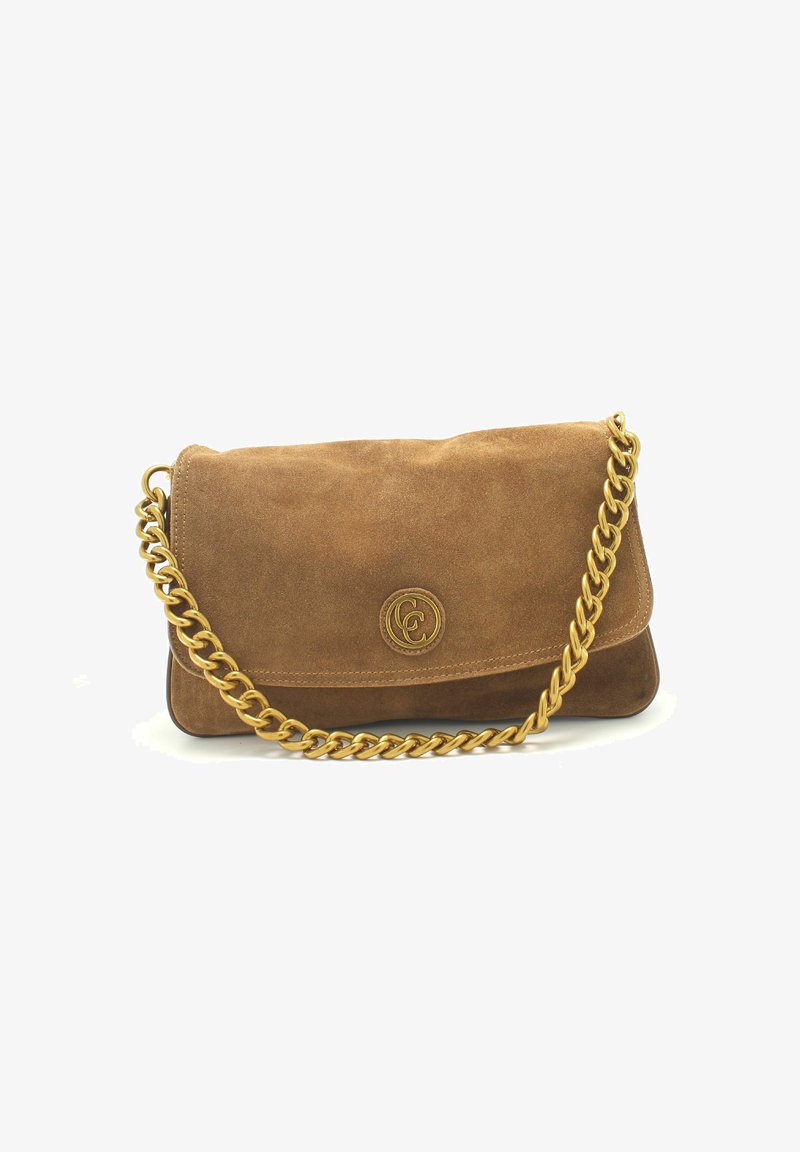 Borsa a spalla in suede marrone con una tracolla in catena dorata e dettaglio del logo sul fronte, dotata di chiusura a patta e superficie liscia.