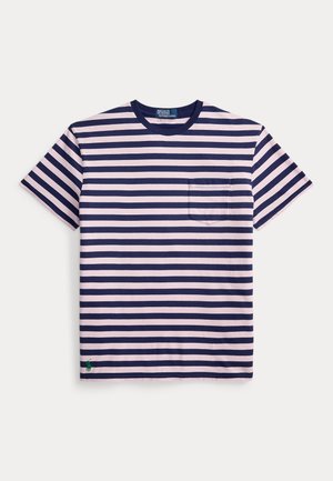 Triibuline t-särk roosade ja mereväe horisontaalsete triipudega, ümmarguse kaelusega, lühikeste varrukatega ning väikese rinnataskuga. Materjal on sile puuvill.