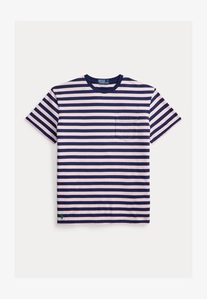 Ριγέ μπλουζάκι με ροζ και ναυτικό μπλε οριζόντιες ρίγες, στρογγυλή λαιμόκοψη, κοντά μανίκια και μια μικρή τσέπη στο στήθος. Το ύφασμα είναι απαλό βαμβάκι.