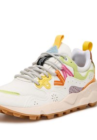 Zapatilla multicolor con parte superior de cuero blanco, acentos texturizados en verde, rosa y naranja, y una gruesa suela de goma beige con tacos moldeados.