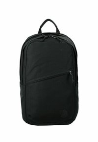 Zaino di stoffa nera con forma piatta, manico rinforzato, tasca frontale con zip, tasche laterali e logo in rilievo nella parte anteriore inferiore.
