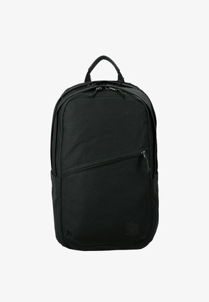 Mochila de tela negra con forma plana, asa reforzada, bolsillo delantero con cremallera, bolsillos laterales y logo en relieve en la parte inferior delantera.