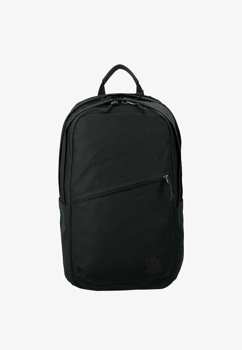 Zaino di stoffa nera con forma piatta, manico rinforzato, tasca frontale con zip, tasche laterali e logo in rilievo nella parte anteriore inferiore.