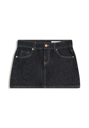 Mini-jupe en denim noir avec poches avant, passants pour ceinture, fermeture à boutons et surpiqûres contrastantes sur fond blanc.