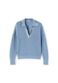 Maglione blu chiaro lavorato a maglia con scollo a V e colletto a contrasto. Presenta un tessuto testurizzato e dettagli metallici lungo i bordi del colletto.