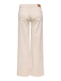 Pantalones beige de pierna ancha con bolsillos traseros, trabillas para cinturón y una pequeña etiqueta marrón de la marca en la cintura, vistos desde atrás.