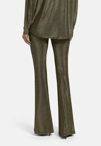 Olijfgroen, sprankelend twee-delig outfit met een losvallende lange mouwen top en flare broeken, met een zachte textuur en een glanzende afwerking.