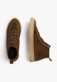 Ruske nubuk høje sneakers med en tekstureret overflade, rund tå, gummi ydersål og tone-i-tone snørebånd, der har en hælflap for nemmere påtagning.
