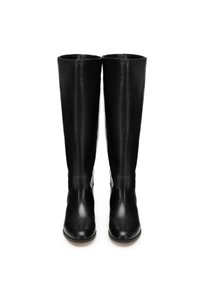 Czarne, skórzane kozaki sięgające do kolan, o gładkiej fakturze, zaokrąglonych czubkach i minimalnych szwach. Z boku zdobione akcentami w pobliżu pięty.