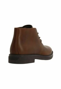 Bruine leren enkelboots met een gladde afwerking, ronde neus en minimale vetersluiting, voorzien van een stevige zwarte rubberen zool.