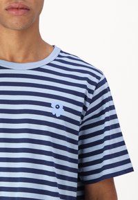 Marimekko TASARAITA UNISEX - Tricou basic - light blue