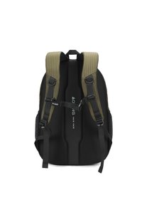 Zaino nero e verde oliva con spalline testurizzate, lati in rete, fibbie regolabili e un logo centrale ben visibile. Presenta un design ergonomico.