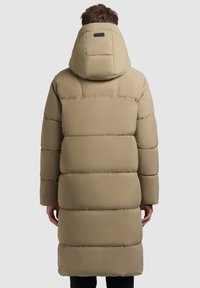 Lang beige dunjakke med hætte, der har et quiltet design og en ensartet tekstur, vist fra bagsiden. Sort label ved halsudskæringen.
