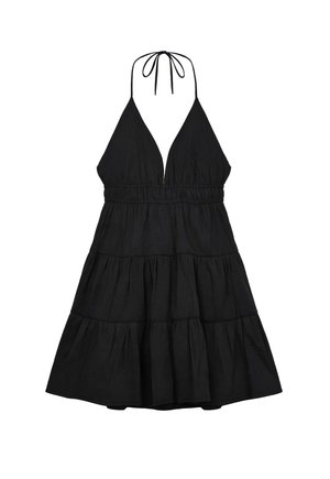 Vestido negro de cuello halter con escote en V profundo, cintura entallada y falda con volantes en capas, diseñado para usar en verano.