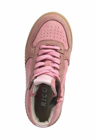 Růžová semišová vysoká sneaker s texturovaným povrchem, kulatou špičkou a růžovými tkaničkami. Obsahuje boční zip a gumovou podrážku pro lepší trakci.