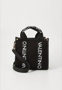 Crna Valentino torba za nošenje s bijelim remenima s logotipom, kratkim ručkama i odvojivim remenom za rame, prikazana na jednobojnoj pozadini.