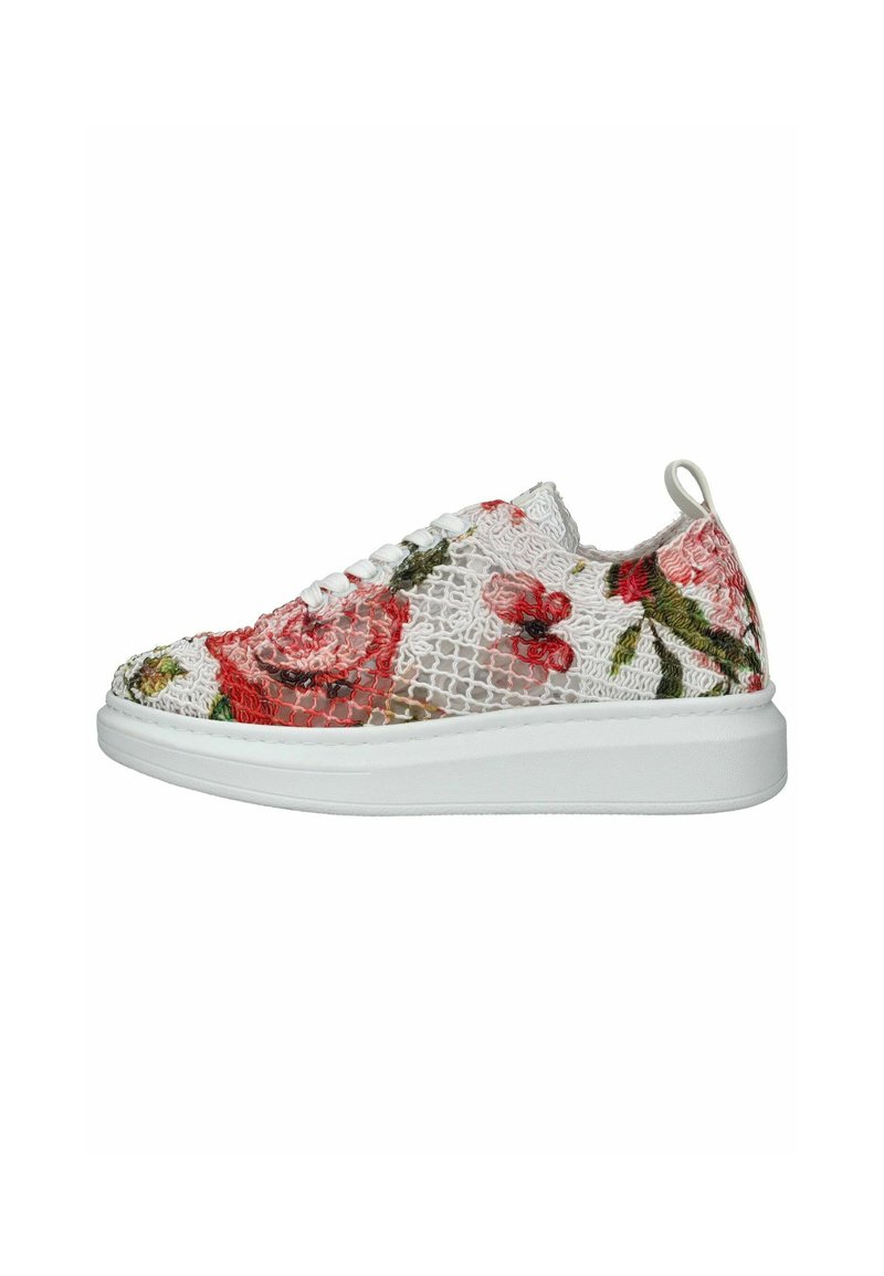 Sneaker bianco con ricami floreali, tomaia in rete, suola piatta e design con lacci. Presenta un anello sul tallone per una facile indossabilità.