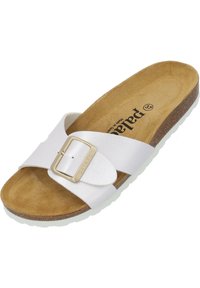 Sandale à glissière en cuir blanc avec une boucle en métal doré, une semelle intérieure en suède marron et une semelle extérieure texturée pour une meilleure adhérence. Fabriquée en Espagne.