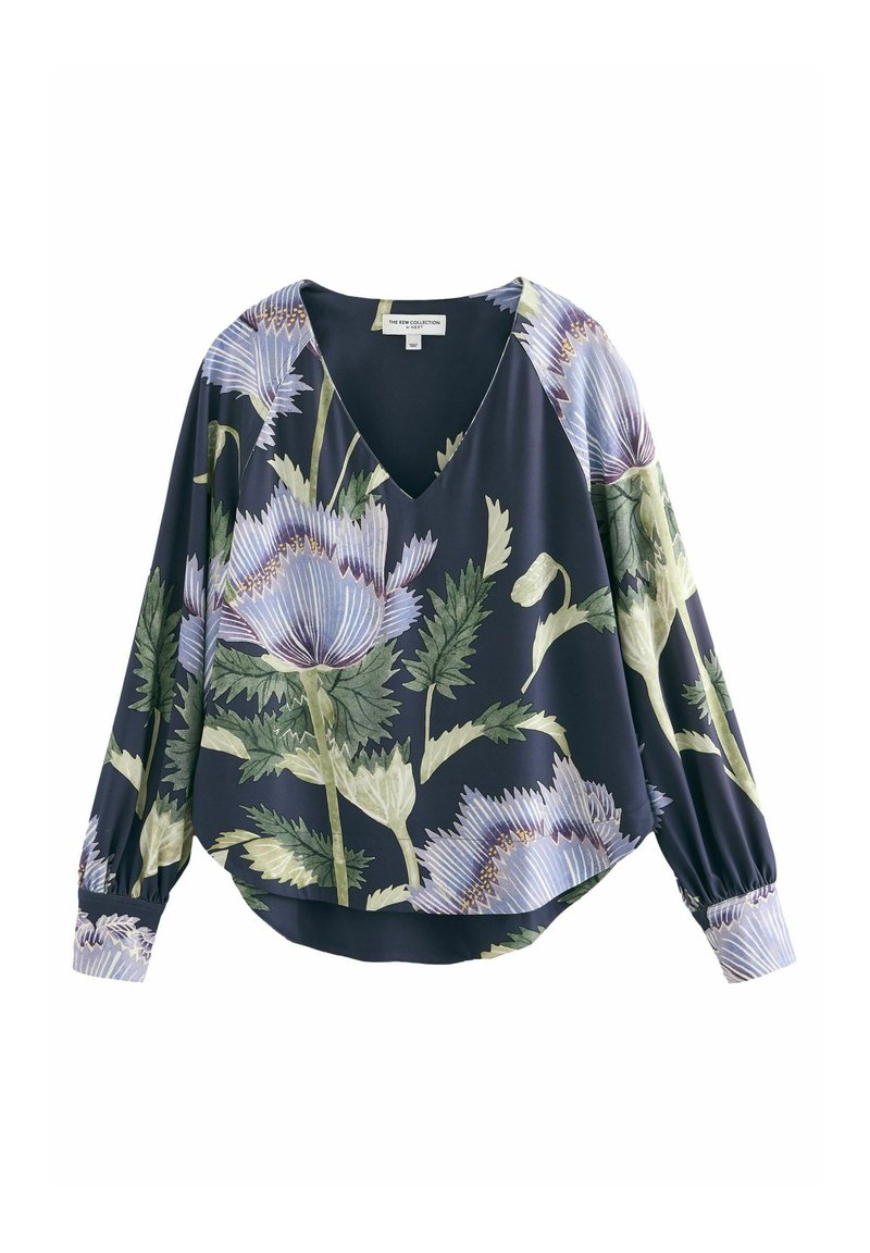 Blusa floreale in tessuto blu navy con scollatura a V, maniche lunghe con polsini arricciati e vestibilità ampia. Fiori illustrati in blu e verde.