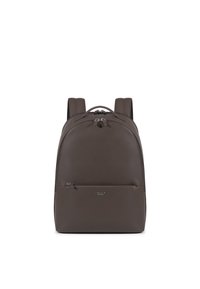 Rucsac din piele maro cu vârf rotunjit și două curele ajustabile. Dispune de un buzunar frontal cu fermoar și o textură netedă, mată.