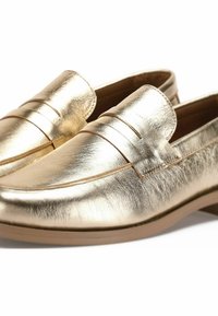 Zlaté metalické mokasíny s hladkým koženým povrchem, s klasickým designem, prošívanými detaily a nízkým, zaobleným podpatkem.