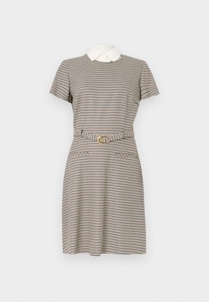 Lühikeste varrukatega kleit valge kraega, beeži ja mereväe sinise hundikõrvamustri jaotusega. Omab vööga pihtaistut ja kahte esitaskut.