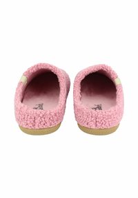 Roze pluizige sloffen met een textuurstof aan de buitenkant, zachte voering aan de binnenkant en een platte zool. De achterkant is open met een eenvoudig ontwerp.